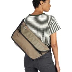 CHROME Simple Messenger MD - 15L - Black -Chrome Industries Outlet Store bg 322 bk simple messenger md black 6 1088886